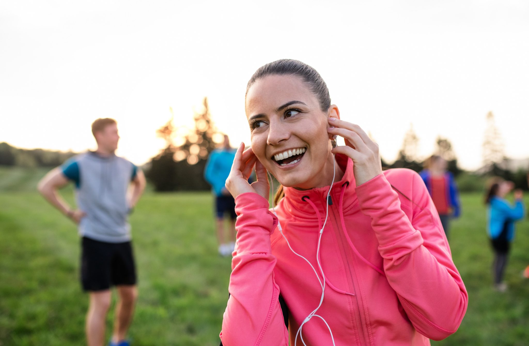 Public sport. Картинки с людьми которые что то делают на природе. Happy people exercise.